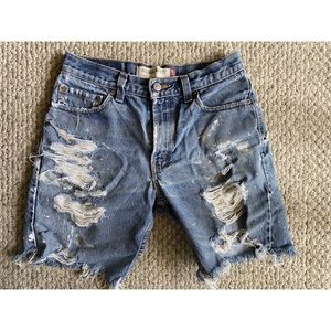 Relaxed distressed Levi’s jean shorts.